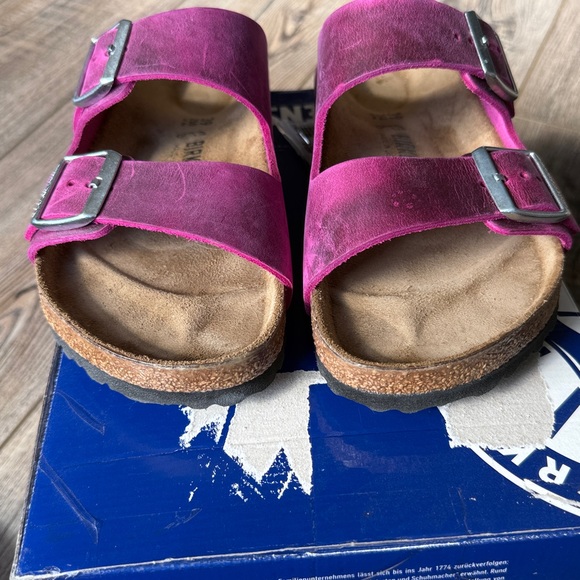 Birkenstock Arizona BS Oiled Leather in Color
Festival Fuchsia EU 39 NWT Sample - Picture 16 of 16